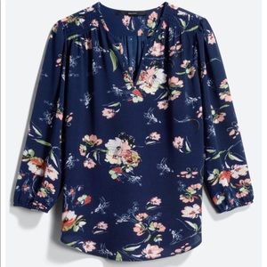 Pretty floral print blouse-never worn size M